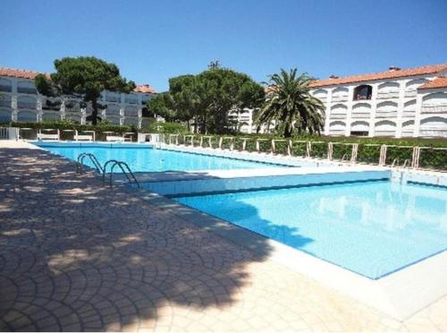 une grande piscine à côté d'un immeuble dans l'établissement Location bord de mer, à Argelès-sur-Mer