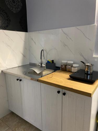 Silver Spa Apartmentにあるキッチンまたは簡易キッチン