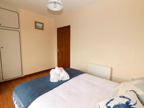 a bedroom with two towels on a bed at Barr na hAille in Dunquin