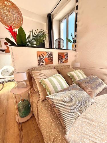 un salon avec un canapé et quelques plantes dans l'établissement La Galerie d 'Octave, studio, hypercentre de st brieuc, à Saint-Brieuc