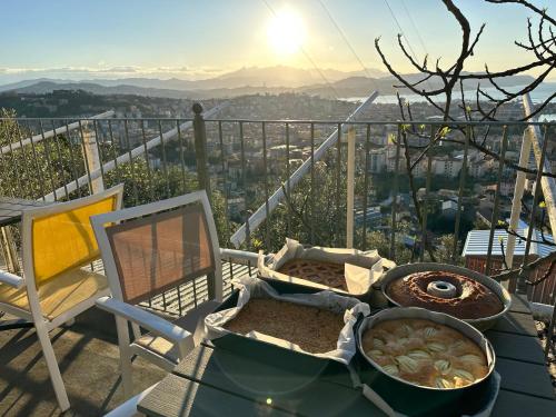 un tavolo con del cibo sopra un balcone di 88 Miglia a La Spezia