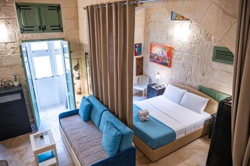 Un dormitorio pequeño con una cama y un baño. en Casa San Carlo 'Premium', en La Valeta