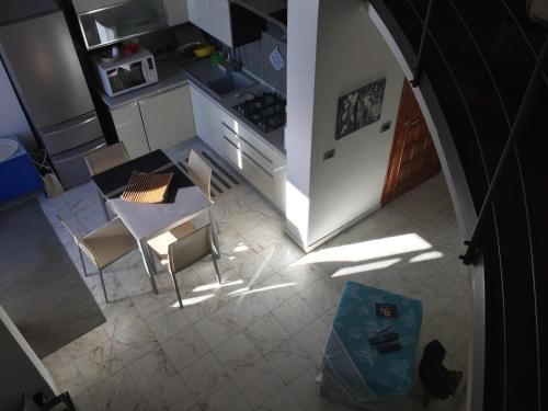 an overhead view of a kitchen with a table and chairs at Il mare negli occhi in Marina di Pisa