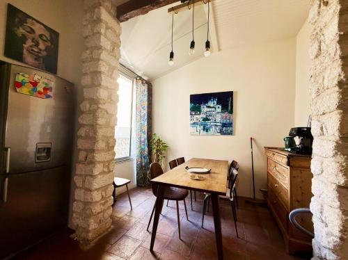 une salle à manger avec une table et un réfrigérateur dans l'établissement Haussmanien 3 chambres Halles de Sete, à Sète