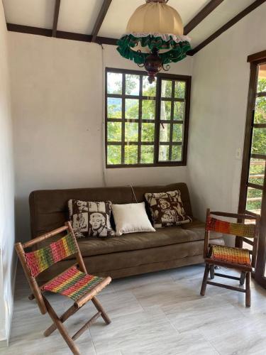 a living room with a couch and two chairs at Casa Bella Campestre in Guayabal de Síquima
