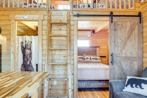セバービルにあるFire Pit and Pool Access Cozy Cabin in Sevierville!の木造キャビン内の二段ベッド付きのベッドルーム1室を利用します。