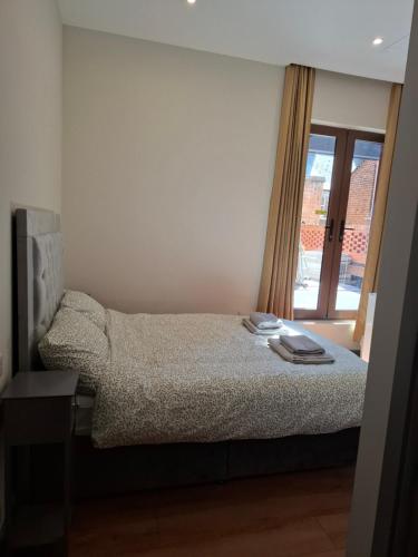 Kornel East London Apartmentにあるベッド
