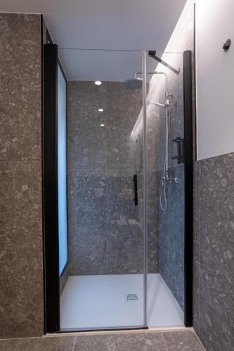 Un baño de Be10 Suites, Bermeo