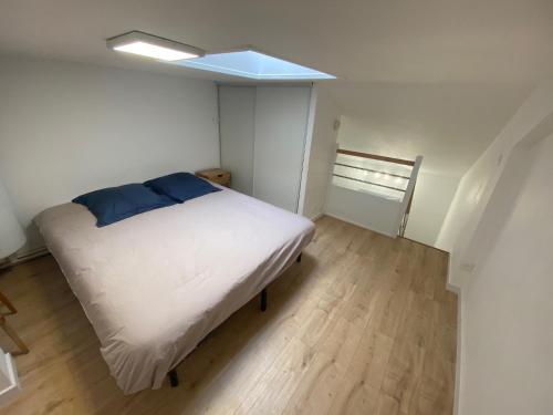 - une petite chambre avec un lit et une lucarne dans l'établissement La Casita 46, à Saint-Hilaire-de-Riez