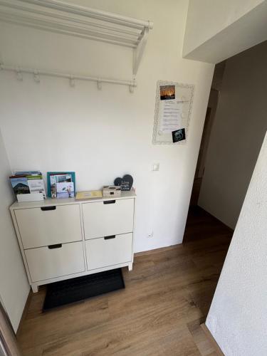 a room with a white dresser and a wall at Kathreinkogelblick in Schiefling am See