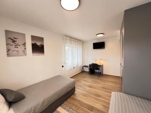 una camera da letto con un letto e una scrivania di Apartman Kupa a Žakanje
