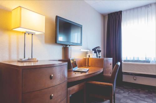 TV a/nebo společenská místnost v ubytování Hotel Continental Centre-Ville