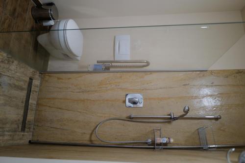 a bathroom with a hose hooked up to a wall at Gartentraum Ferienwohnung in Pünderich