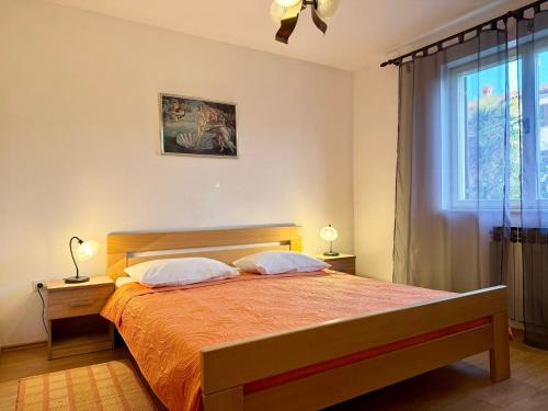 Un pat sau paturi într-o cameră la Apartments Nives