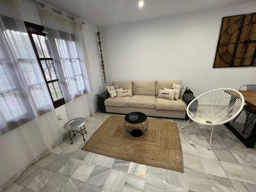 een woonkamer met een bank en een tafel bij Moderno dúplex Coastal Style in Playas de Vera