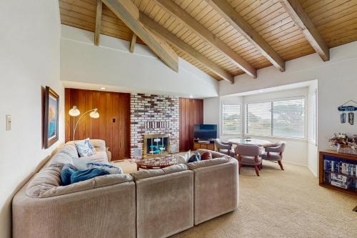 un soggiorno con un grande divano e un tavolo di Dolphin Manor a Fort Bragg