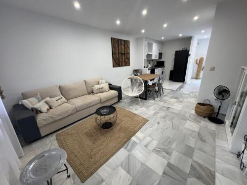 een woonkamer met een bank en een tafel bij Moderno dúplex Coastal Style in Playas de Vera