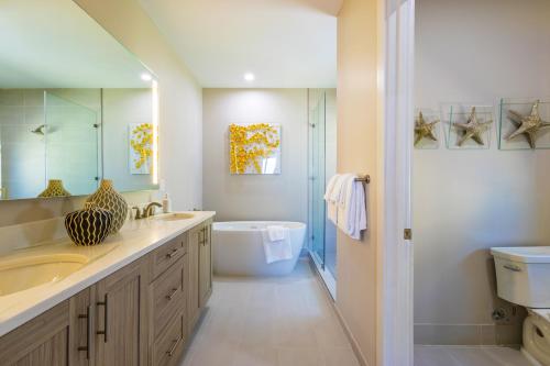 un bagno con lavandino, WC e vasca di The Lookout #48 a Key Largo