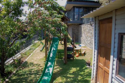 einen Spielplatz im Garten mit Rutsche in der Unterkunft Bachelor cottage on an estate in Eikenhof