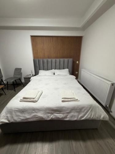 Un dormitorio con una cama grande con dos toallas encima. en Brâncoveanu, en Craiova
