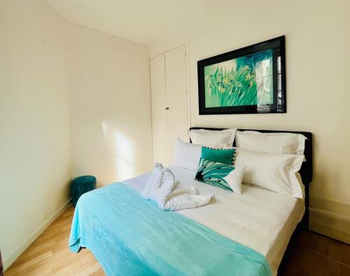 une chambre avec un lit avec des serviettes dessus dans l'établissement Logement charmant cosy central, à Caen