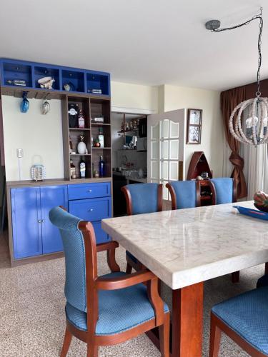 O zonă de relaxare la Apartament salinas frente al mar