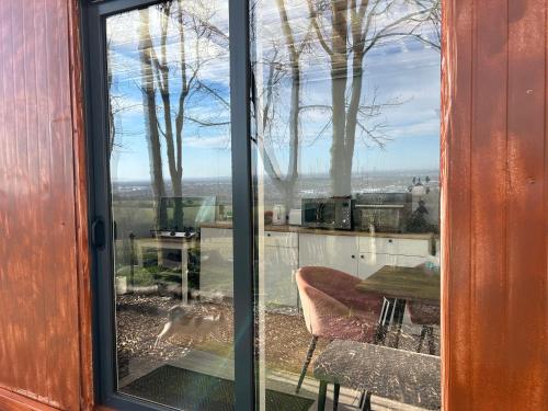 Балкон или терраса в Farm stay cabin in the woods