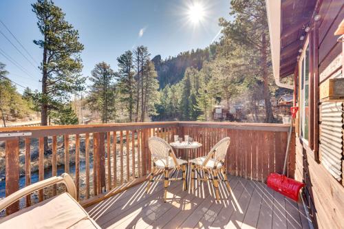 Balkón nebo terasa v ubytování Private Hot Tub and Deck Riverfront Escape in Drake