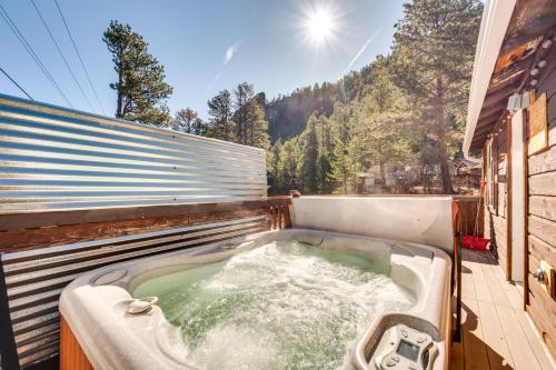 Fotografie z fotogalerie ubytování Private Hot Tub and Deck Riverfront Escape in Drake v destinaci Drake