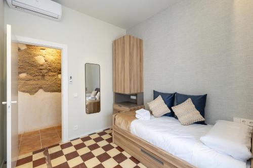 Postel nebo postele na pokoji v ubytování San Pedro Alhambra Views 3BR