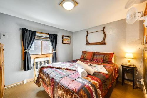 un dormitorio con una cama y una ventana en 4 Mi to Downtown Estes Park Nature Retreat, en Drake