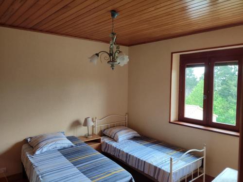Un pat sau paturi într-o cameră la La Méziou du Bois Joli