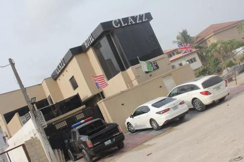 tres coches estacionados frente a un edificio en Clazz Hotel, en Lagos