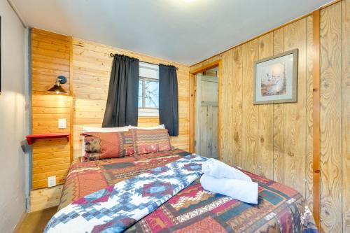 Postel nebo postele na pokoji v ubytování Private Hot Tub and Fishing On-Site Cabin in Drake