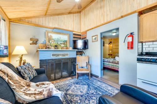 Η κουζίνα ή μικρή κουζίνα στο 4 Mi to Estes Park Riverfront Cabin with Hot Tub!