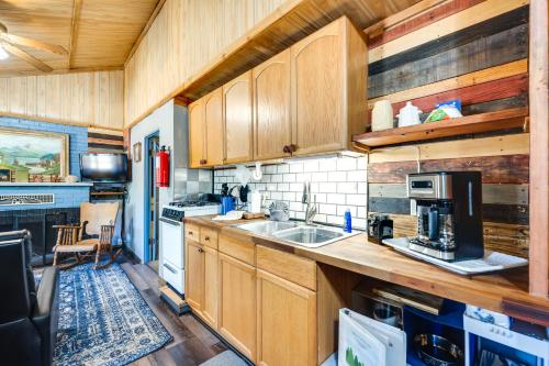 Η κουζίνα ή μικρή κουζίνα στο 4 Mi to Estes Park Riverfront Cabin with Hot Tub!