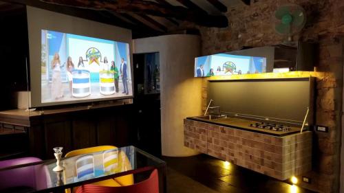 sala de estar con TV grande y pantalla grande en AgriIlGeco II - Casa BDonne - by HOST4U, en Civezza
