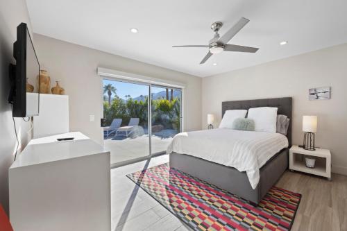 Ένα ή περισσότερα κρεβάτια σε δωμάτιο στο Bon Vivant Palms - 4BR in Movie Colony