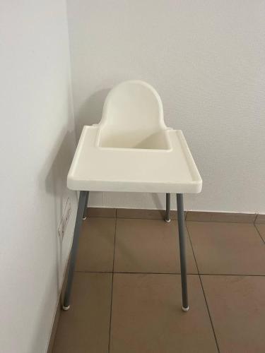 a white sink in the corner of a room at LE FAMILIAL 6 PERSONNES WIFi PARKING in Bébing