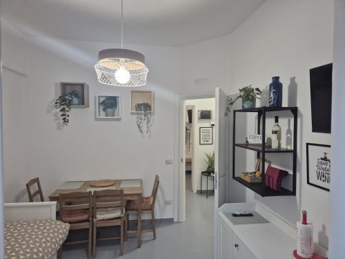 une cuisine et une salle à manger avec une table et une salle à manger dans l'établissement Marchese di Montrone 126, à Bari