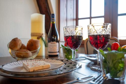 - une table avec deux verres de vin et du pain dans l'établissement L'âme de la Renaissance au cœur de Tours, à Tours