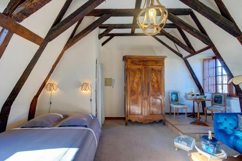 - une chambre avec deux lits et une salle à manger dans l'établissement L'âme de la Renaissance au cœur de Tours, à Tours