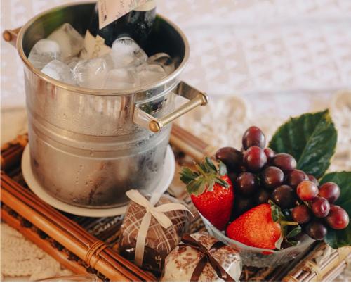 a bucket of ice and fruit on a table at Pousada Meu Talento in Alto Paraíso de Goiás