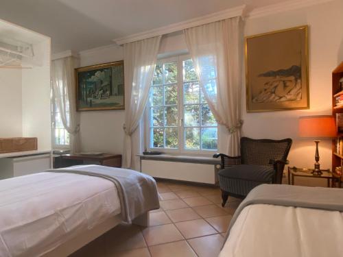 a bedroom with two beds and a window at Inge's Arthouse bei Frankfurt in Eschborn