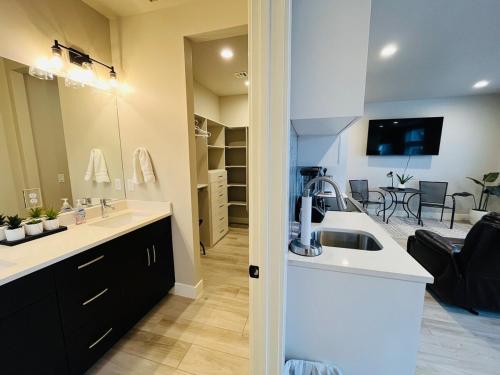 Una cocina con fregadero y una sala de estar. en Comfy Casita Private Apartment with Shared Backyard, en Hurricane