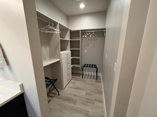 vestidor con silla y estanterías en Comfy Casita Private Apartment with Shared Backyard, en Hurricane