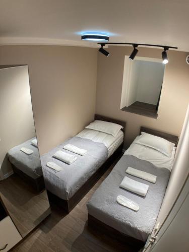Ένα ή περισσότερα κρεβάτια σε δωμάτιο στο A cozy and comfortable semi-basement apartment