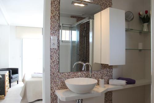 a bathroom with a sink and a mirror at Apartamento Quesada in Pilar de la Horadada