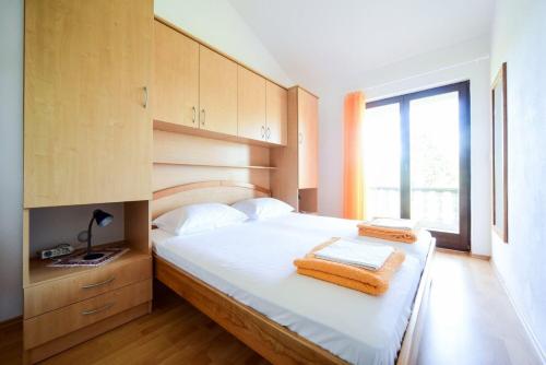 Un dormitorio con una cama con dos toallas encima. en Apartments Zlatko, en Donje Selo