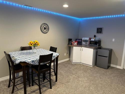 Gallery image of Cozy 2 Bdrm, Lounge w fpl, Kitchenette, TV, Wi-Fi in Windsor